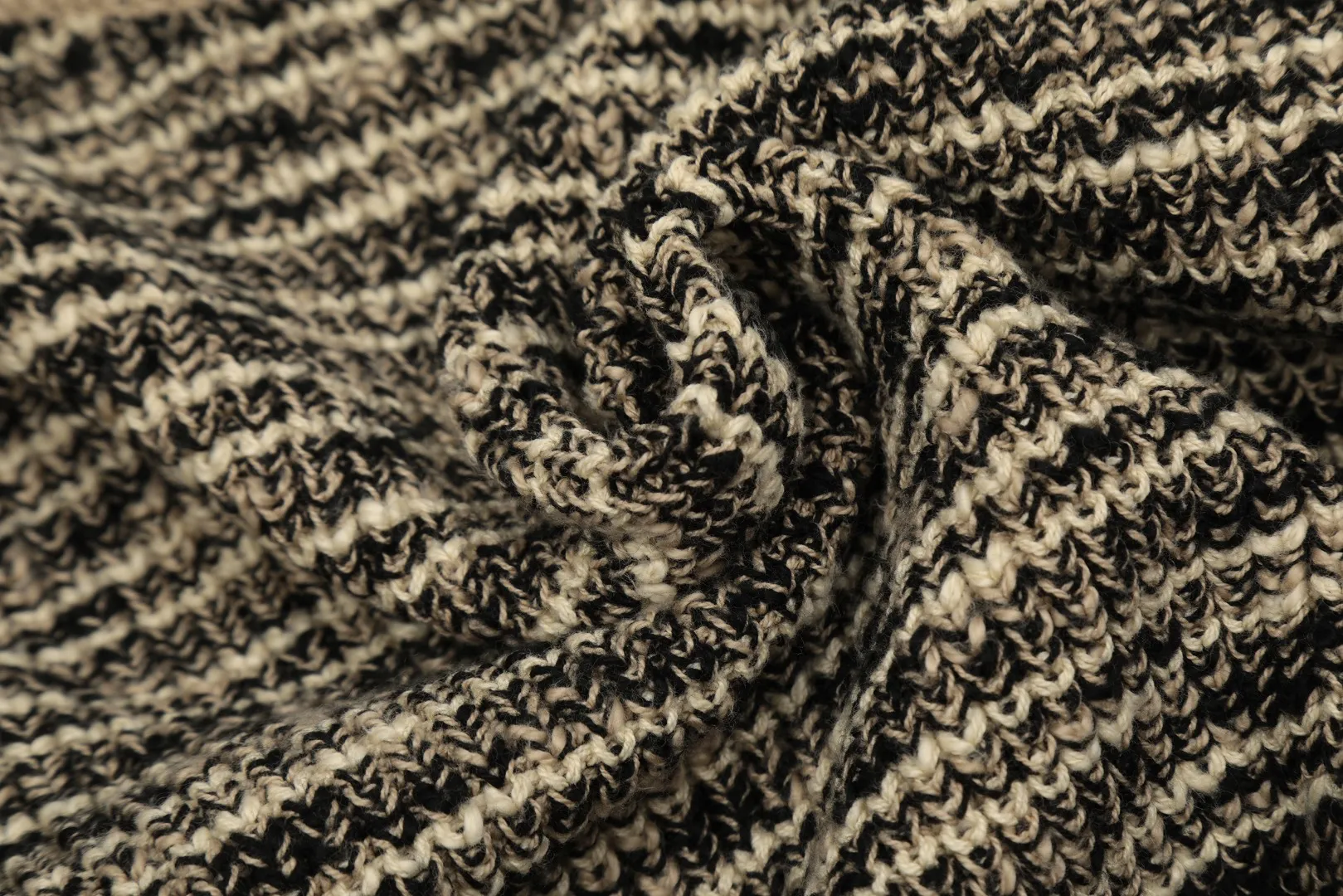 VIVI123 vivienne west wood Tokyo limited show in October 24 is coming. Really good-looking. 5 colors of different threads interlaced and woven. Embroidered logo LoGo icon. Big letter buttons. West Queen Vivienne heavy industry show limited cardigan. Knitted sweater wool. 2024 autumn latest style. Size: S -M- L. Color: brown, blue and purple.
